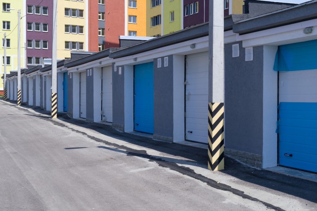 Cửa cuốn điều khiển bằng tay và cửa cuốn điện: Cái nào tốt nhất?