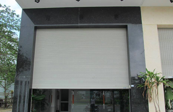 Cách chuẩn bị cửa cuốn cho mùa bão