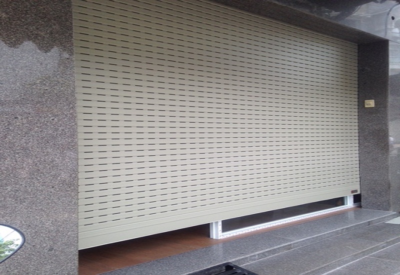 Làm thế nào để bảo vệ doanh nghiệp của bạn bằng cửa cuốn?