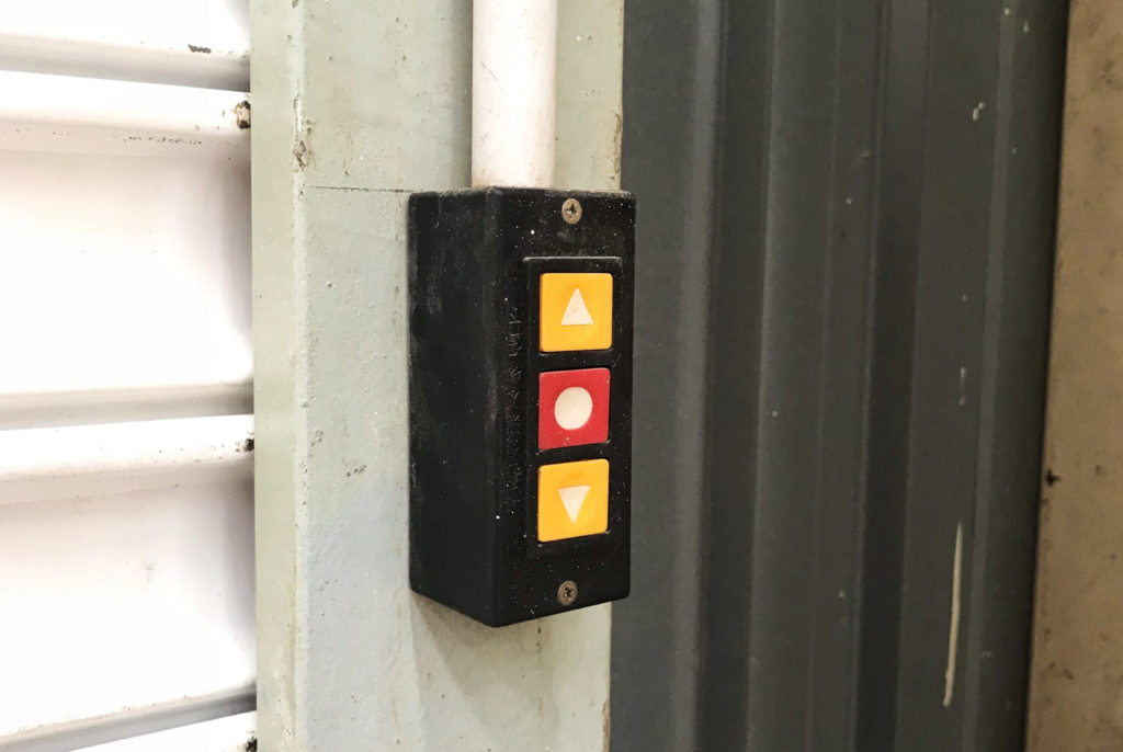 Cửa cuốn điều khiển bằng tay và cửa cuốn điện: Cái nào tốt nhất?