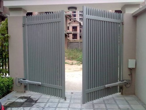 So sánh cửa cuốn và cửa bản lề 