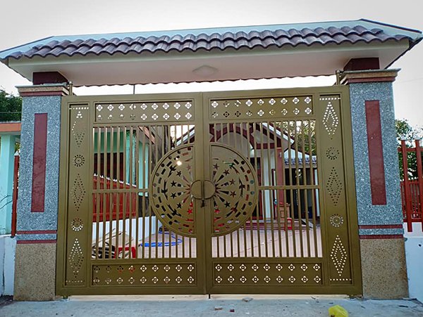 So sánh cửa cuốn và cửa bản lề 