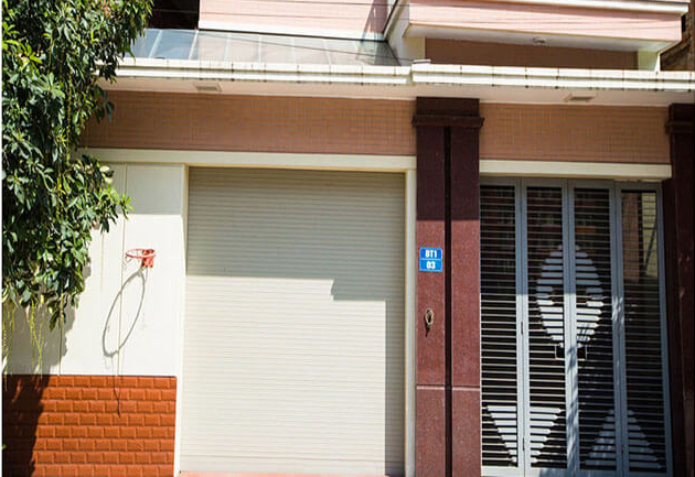 Lắp đặt cửa cuốn với nhà có hồ bơi