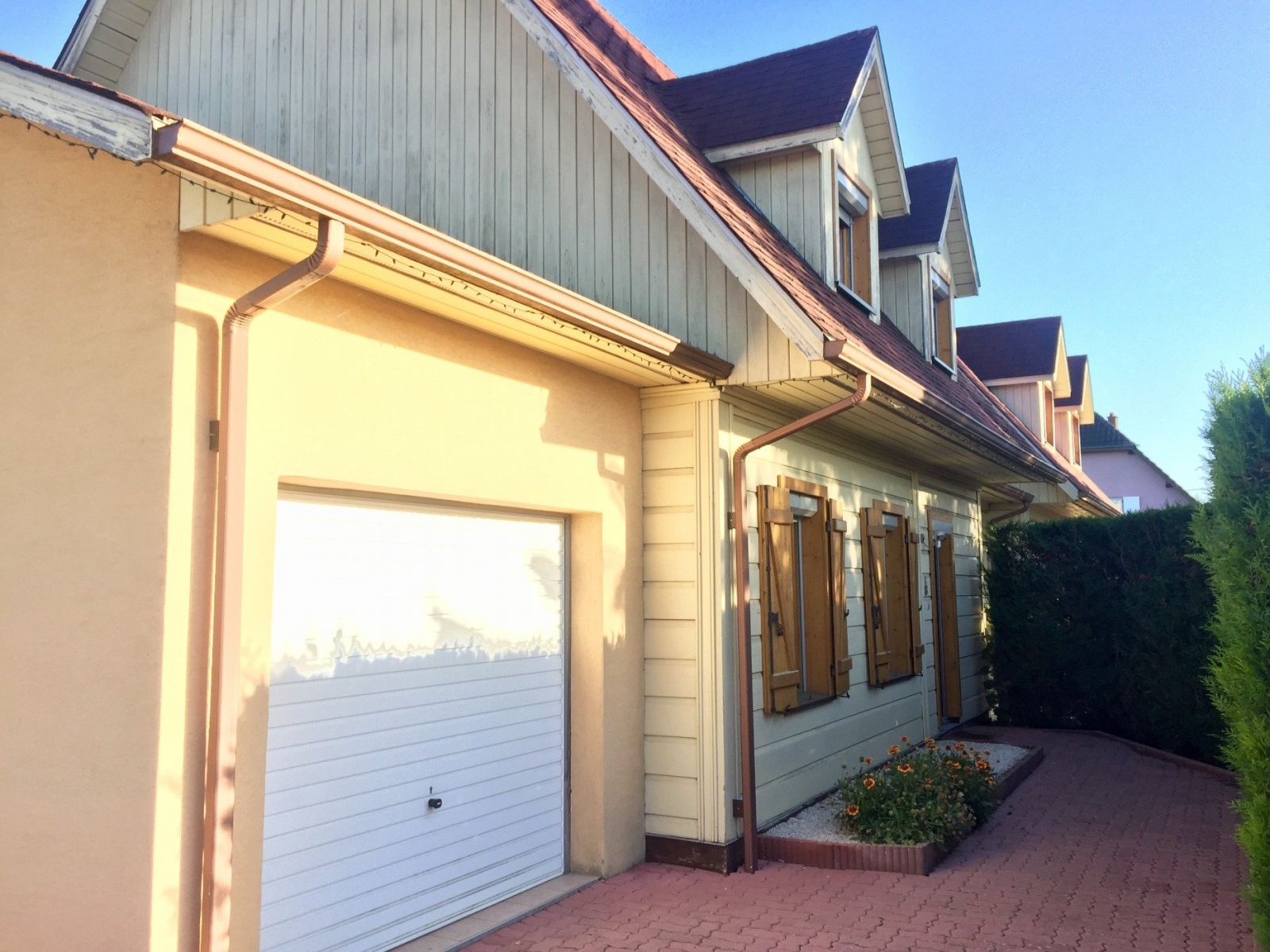 Lắp đặt cửa cuốn với nhà có hồ bơi