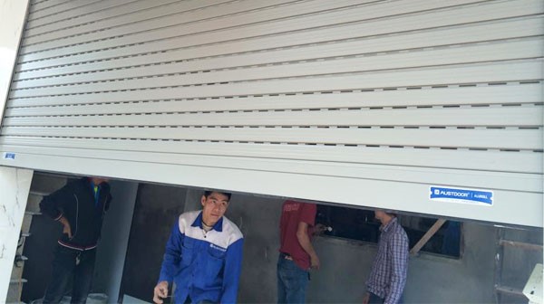 Các dấu hiệu nhận biết và khắc phục cửa cuốn bị kẹt nan