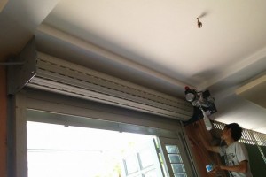 Các dấu hiệu nhận biết và khắc phục cửa cuốn bị kẹt nan