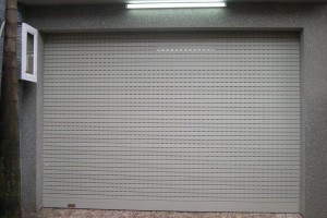 Có nên lắp đặt cửa cuốn kéo tay không?