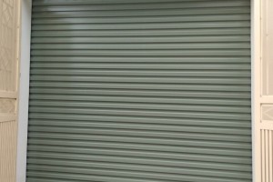 Nên chọn mua cửa cuốn khe thoáng hay cửa cuốn tấm liền
