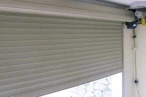 Ý tưởng nhà có hồ bơi sử dụng cửa cuốn và màn riêng tư